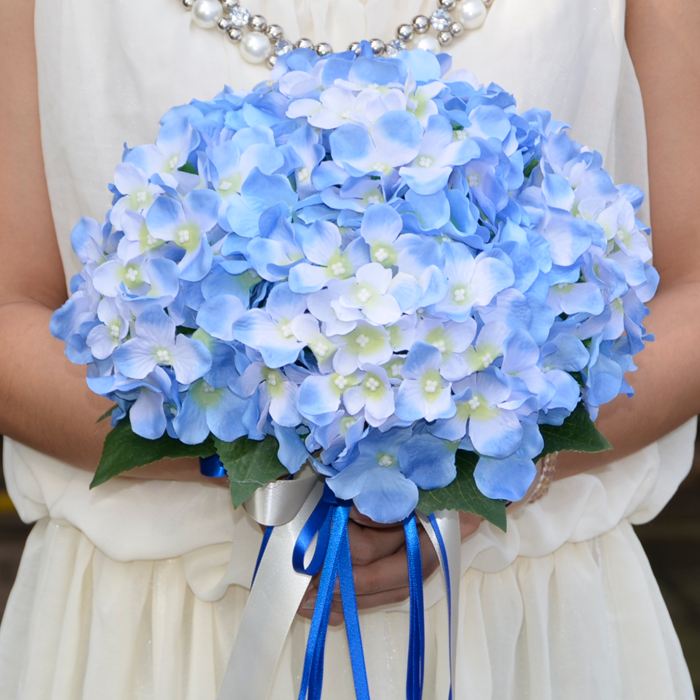 古老的绣球花为当代新娘们增添了婚礼上个性捧花的选择,淡淡的紫色