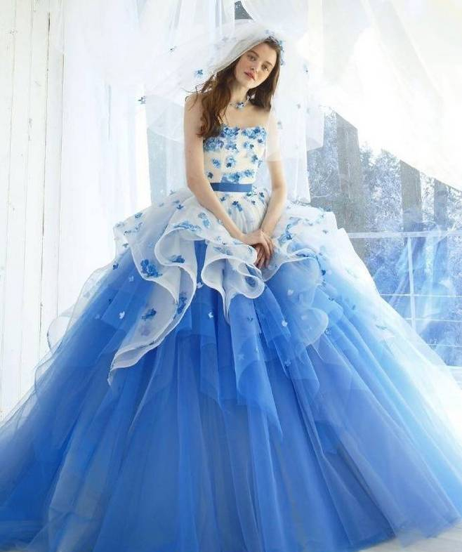 如果你想让自己看起来与众不同,淡蓝色的婚纱是一种很棒的选择,而且